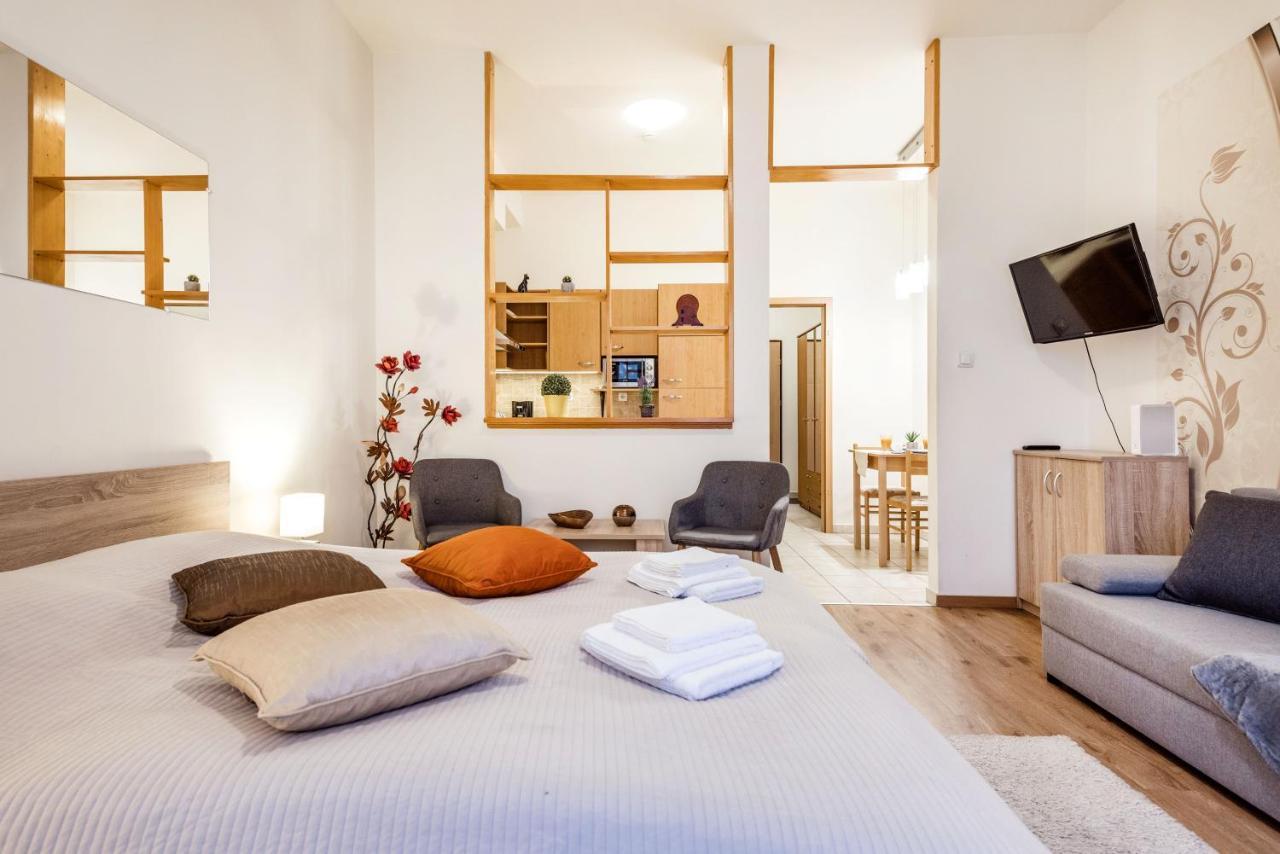 Ferienwohnung Downtown Charm With Balcony And Garden View Budapest Exterior foto