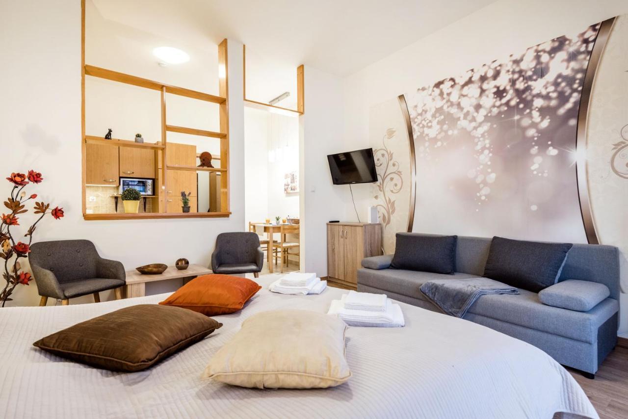 Ferienwohnung Downtown Charm With Balcony And Garden View Budapest Exterior foto