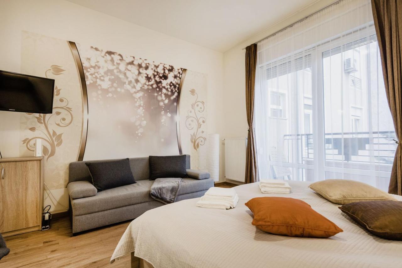 Ferienwohnung Downtown Charm With Balcony And Garden View Budapest Exterior foto